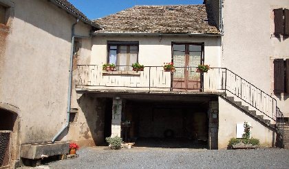 Entrée étage de la maison Carrière Mérican Pont de Salars, MMe Carrière