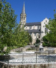 Eglise de Saint-Salvadou et sa croix processionnelle, OFFICE DE TOURISME AVEYRON SEGALA