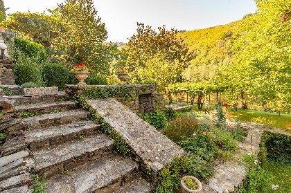 Le parc et la rivière vus de l'entrée, Le Manoir des Pélies