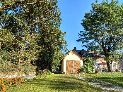 Gite (vu de l'entrée de la propriété), OFFICE DE TOURISME DE PARELOUP LEVEZOU