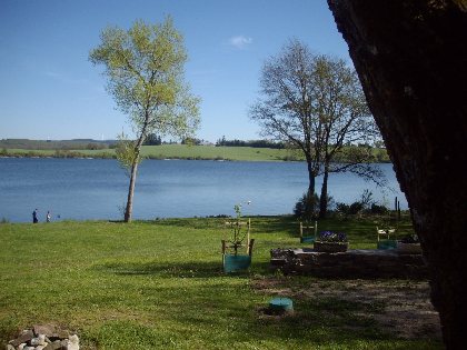 Vue sur le lac au printemps, OFFICE DE TOURISME DE PARELOUP LEVEZOU