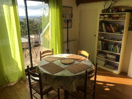 Espace repas entre les deux chambres et face à la terrasse , OT Terres d'Aveyron