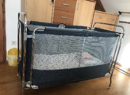 Lit bébé , avec matelas ,et protège matelas , mais sans autre équipements ( turbulette , couette ... ) , MOUYSSET Bruno