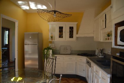 Cuisine, équipement neuf, grand frigo avec congélateur , Maison 