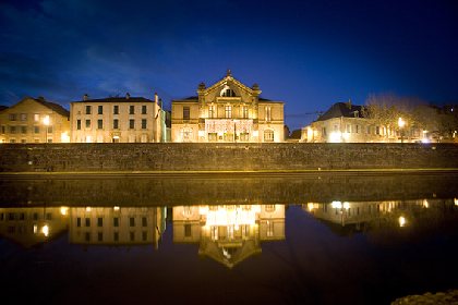 Vue nocturne sur la façade du théâtre, Ciel Bleu