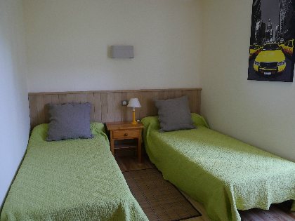 Chambre 2    2 lits 90cm, 