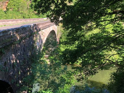 Traversez le pont de Coursavy qui enjambe le Lot entre les département du Cantal et de l'Aveyron, F. Lemaitre - OTCM