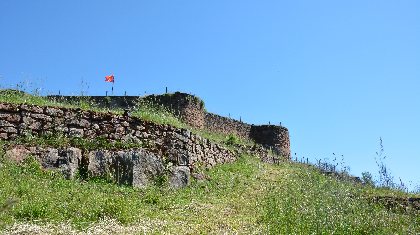 Les vestiges du château de Beaucaire près du village Nauviale , OTCM
