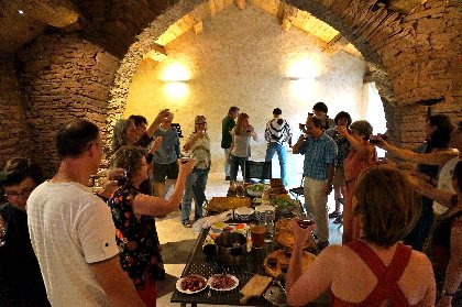 Apéritif dans la Petite Grange, Martine Rouquette-les Gîtes du Brugas