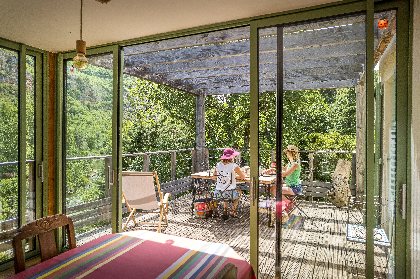 La salle à manger et la terrasse pour les repas, Les Chambres de la Dourbie