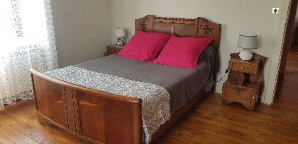 Gîte de la Pierre Plantée - chambre parentale 1 au 1er étage, OT Pays Ségali ISSALIS Edith