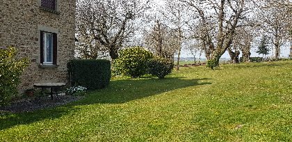 Gîte de la Pierre Plantée - jardin à disposition des hôtes, OT Pays Ségali ISSALIS Edith