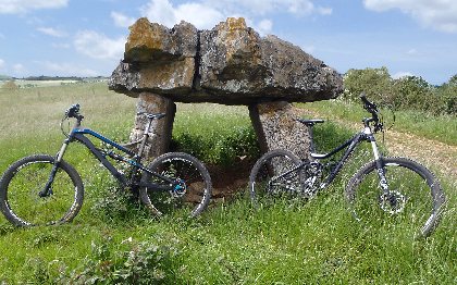 VTT devant le Dolmen de Pérignagol à Salles-la-Source, OTCM