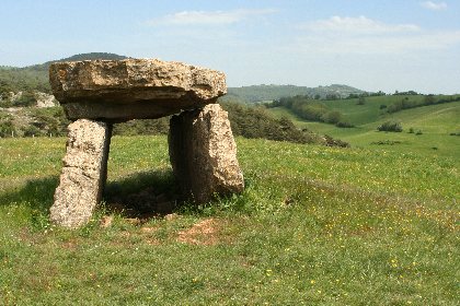 Circuit des Dolmens motorisé au départ de Buzeins, Sévérac d'Aveyron, Emilie DUCHER