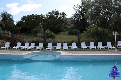 Espace détente dans la piscine, Ô Cèdre Bleu