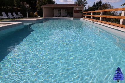 L'eau cristaline de la piscine, Ô Cèdre Bleu