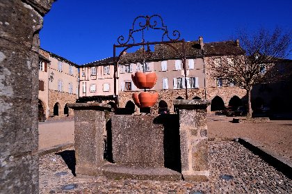 Sauveterre de Rouergue Le puits, Hugues Vial