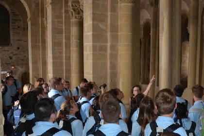 Groupe en visite guidée dans les tribunes (Service Patrimoine de Conques), OFFICE DE TOURISME de CONQUES-MARCILLAC