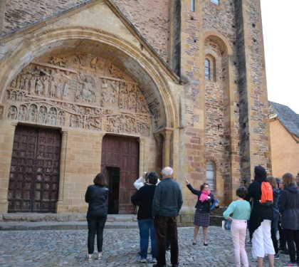 Groupe en visite guidée devant le tympan (Service Patrimoine de Conques), OFFICE DE TOURISME de CONQUES-MARCILLAC