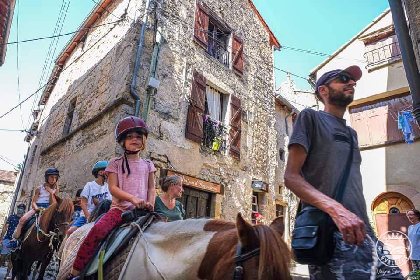 Photo extérieure du gîte avec la balade à poney du matin, V. Govignon - OT Larzac et Vallées