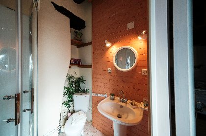 La salle de bain : douche+lavabo+WC, Meublé Vanessa André