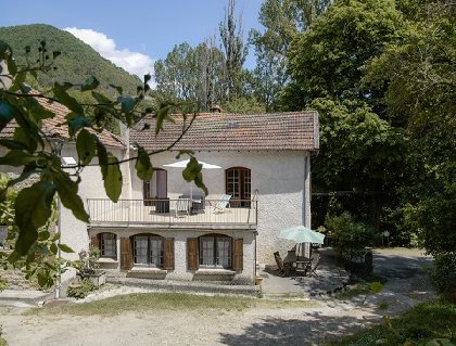 Le Camarat - cour du gîte, OFFICE DE TOURISME LARZAC VALLEES