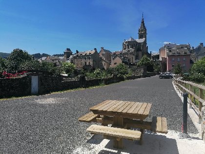 Aire de pique-nique du parking de la Basse Marche à Laissac , Office de Tourisme des Causses à l'Aubrac