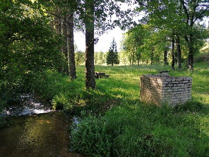Aire de pique-nique de la fontaine d'Esparces à  Vimenet , Office de Tourisme des Causses à l'Aubrac