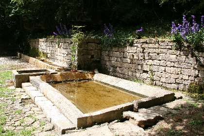 Aire de Pique-nique - Fontaine du Théron à Buzeins , Office de Tourisme des Causses à l'Aubrac