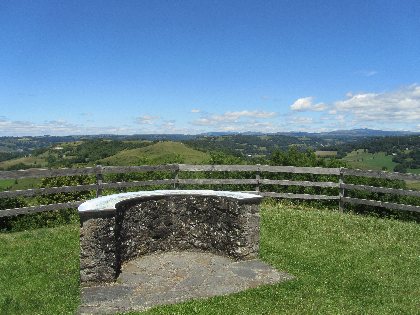 Aire de pique-nique à l'esplanade de Mur-de-Barrez, OFFICE DE TOURISME DU CANTON DE MUR DE BARREZ