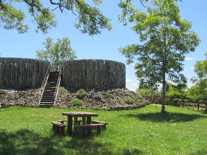 Aire de pique-nique à l'esplanade de Mur-de-Barrez, OFFICE DE TOURISME DU CANTON DE MUR DE BARREZ