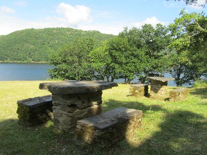 Aire de pique-nique sur la Presqu'île de Laussac, OFFICE DE TOURISME DU CANTON DE MUR DE BARREZ