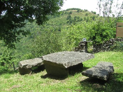 Aire de pique-nique au village de Valon, OFFICE DE TOURISME DU CANTON DE MUR DE BARREZ