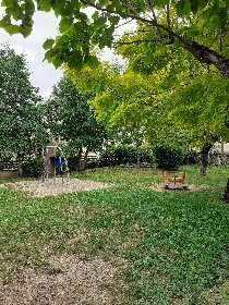 Aire de pique nique à côté de l'église de Cruéjouls, Office de Tourisme des Causses à l'Aubrac