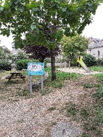 Aire de pique nique à côté de l'église de Cruéjouls, Office de Tourisme des Causses à l'Aubrac