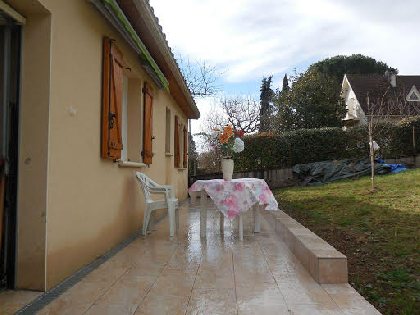 terrasse. Dos de la maison.  avec son salon d'été. Photo prise à la suite d'une ondée., La jolie maison en Aveyron