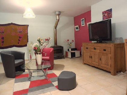 Le salon avec sa grande télé, ses 3 fauteuils et son canapé.Lit 2 personnes., La jolie maison en Aveyron