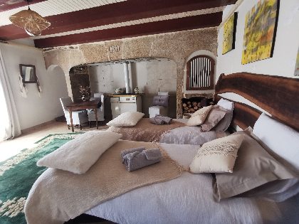 Suite Achillée (salon en version chambre 2 lits 80X200), La Grange ô tisanes Conques