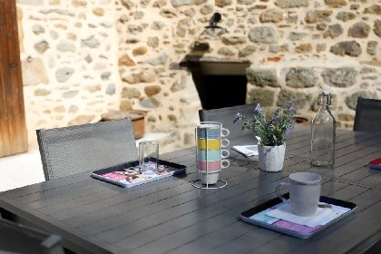 Cour avec murs en pierre apparentes, propriétaire