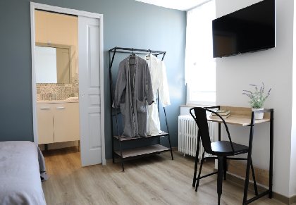 chambres équipées de bureau portant à vêtements TV, propriétaire