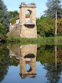 Reflet de la pile du pont dans le Lot, propriétaire