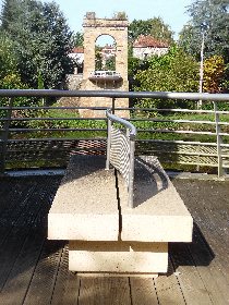 La pile du pont dotée d'un belvédère d'un banc de convivialité, propriétaire
