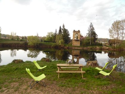 Aménagement au bord de la rivière, repos, détente, pique-nique....., propriétaire