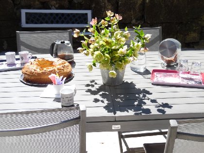 Petit déjeuner à l'extérieur avec une fouace maison, propriétaire