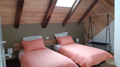 Chambre kaki avec 2 lits en 90 ou 1 lit en 180, Brigitte et Romain MARCILHAC