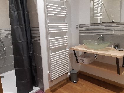 Salle d'eau privative avec douche italienne et vasque, Brigitte et Romain MARCILHAC