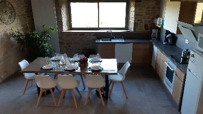 Cuisine ouverte entièrement équipée : four, lave-vaisselle, congélateur, plaque induction, Brigitte et Romain MARCILHAC