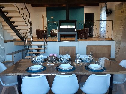 Cuisine en demi-niveau avec le salon, poele à bois central double vision, Brigitte et Romain MARCILHAC