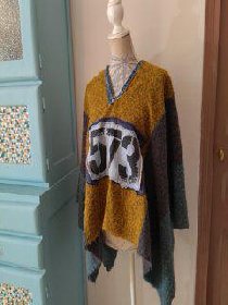 Poncho customisé, Eclectic Tics