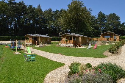 Jardin de chalets- Les 3 chalets et le jardin, OFFICE DE TOURISME DE PARELOUP LEVEZOU